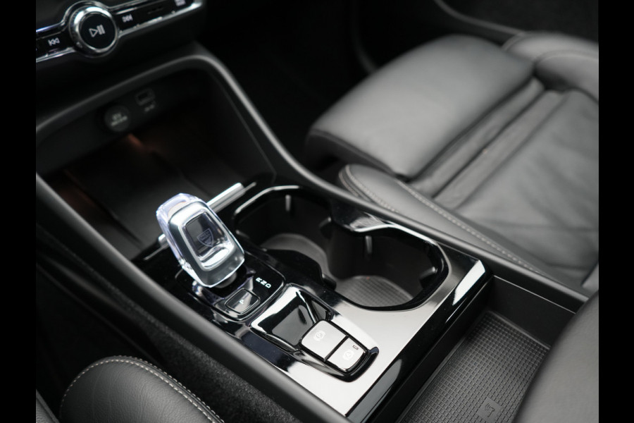 Volvo XC40 T4 Ultimate Dark PHEV 221pk Dealer O.H. | Trekhaak Af Fabriek | Panodak | Camera | Harman / Kardon | Lederen Sportstoelen Memory & Verwarmd | Keyless | Apple Carplay | Navigatie | DAB | Plug In Hybrid |