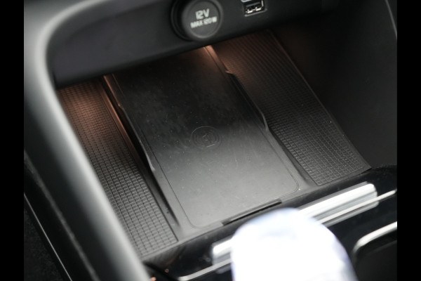Volvo XC40 T4 Ultimate Dark PHEV 221pk Dealer O.H. | Trekhaak Af Fabriek | Panodak | Camera | Harman / Kardon | Lederen Sportstoelen Memory & Verwarmd | Keyless | Apple Carplay | Navigatie | DAB | Plug In Hybrid |