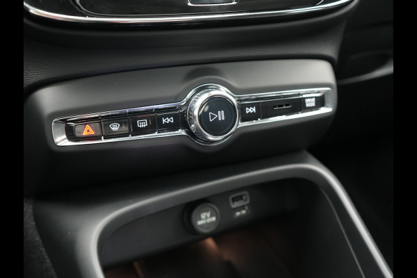 Volvo XC40 T4 Ultimate Dark PHEV 221pk Dealer O.H. | Trekhaak Af Fabriek | Panodak | Camera | Harman / Kardon | Lederen Sportstoelen Memory & Verwarmd | Keyless | Apple Carplay | Navigatie | DAB | Plug In Hybrid |