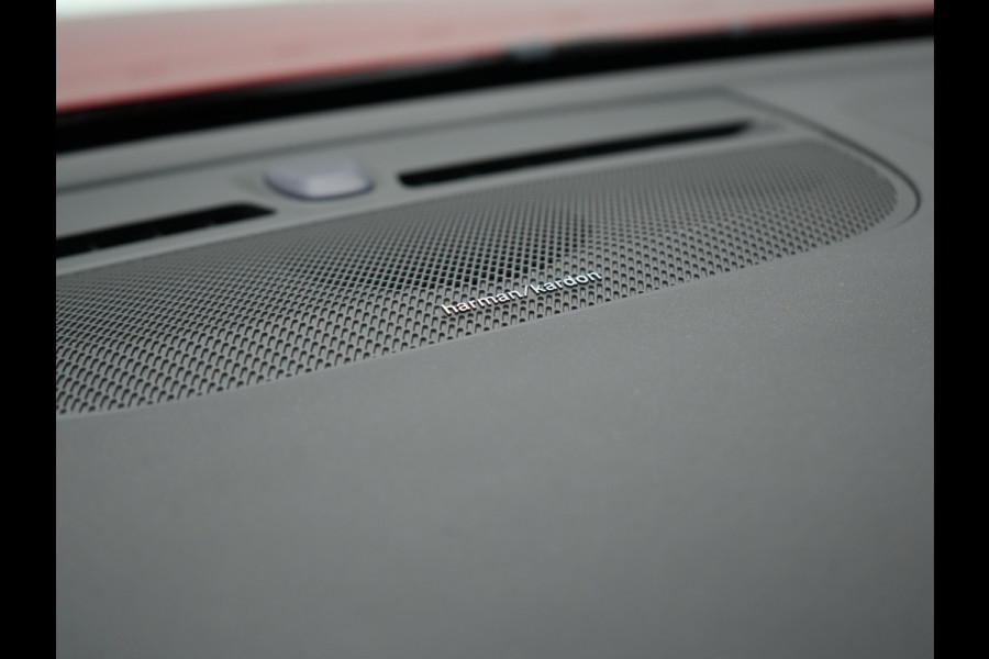 Volvo XC40 T4 Ultimate Dark PHEV 221pk Dealer O.H. | Trekhaak Af Fabriek | Panodak | Camera | Harman / Kardon | Lederen Sportstoelen Memory & Verwarmd | Keyless | Apple Carplay | Navigatie | DAB | Plug In Hybrid |