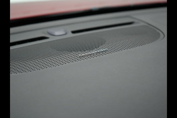 Volvo XC40 T4 Ultimate Dark PHEV 221pk Dealer O.H. | Trekhaak Af Fabriek | Panodak | Camera | Harman / Kardon | Lederen Sportstoelen Memory & Verwarmd | Keyless | Apple Carplay | Navigatie | DAB | Plug In Hybrid |