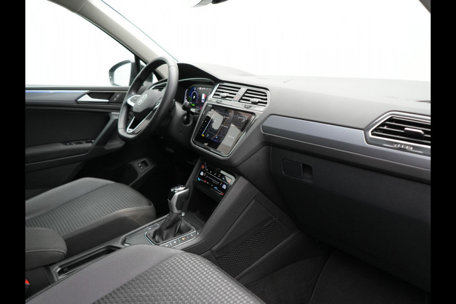 Volkswagen Tiguan 1.4 TSI eHybrid Active PHEV 245pk Dealer O.H. | Trekhaak Af Fabriek | Adaptive Cruise | 360 Camera | Sportstoelen & Stuur Verwarmd | IQ Light | Keyless | Sfeerverlichting | Apple Carplay | Blis | Navigatie | DAB | Plug In Hybrid |