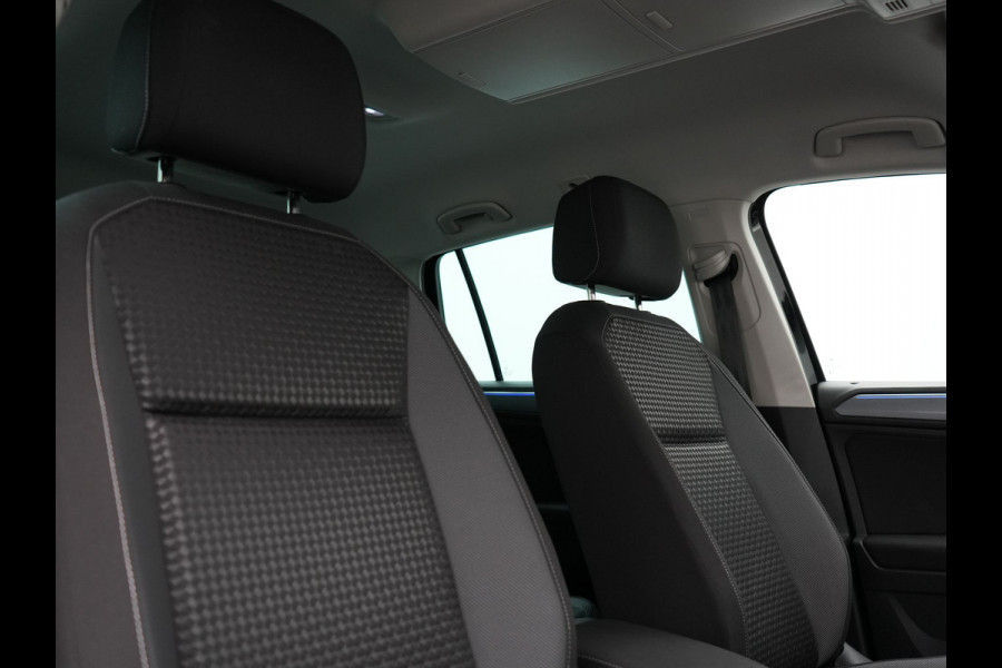 Volkswagen Tiguan 1.4 TSI eHybrid Active PHEV 245pk Dealer O.H. | Trekhaak Af Fabriek | Adaptive Cruise | 360 Camera | Sportstoelen & Stuur Verwarmd | IQ Light | Keyless | Sfeerverlichting | Apple Carplay | Blis | Navigatie | DAB | Plug In Hybrid |