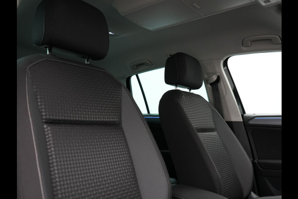 Volkswagen Tiguan 1.4 TSI eHybrid Active PHEV 245pk Dealer O.H. | Trekhaak Af Fabriek | Adaptive Cruise | 360 Camera | Sportstoelen & Stuur Verwarmd | IQ Light | Keyless | Sfeerverlichting | Apple Carplay | Blis | Navigatie | DAB | Plug In Hybrid |