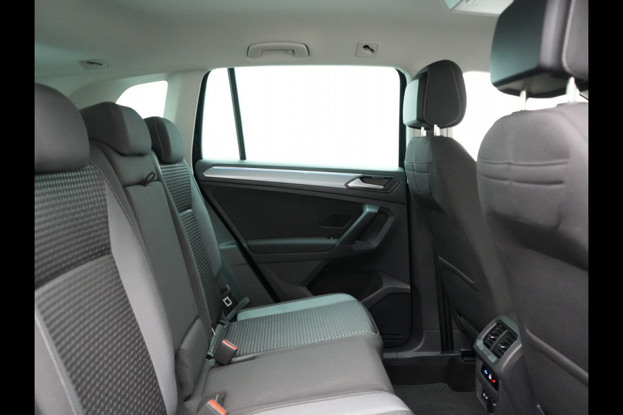 Volkswagen Tiguan 1.4 TSI eHybrid Active PHEV 245pk Dealer O.H. | Trekhaak Af Fabriek | Adaptive Cruise | 360 Camera | Sportstoelen & Stuur Verwarmd | IQ Light | Keyless | Sfeerverlichting | Apple Carplay | Blis | Navigatie | DAB | Plug In Hybrid |