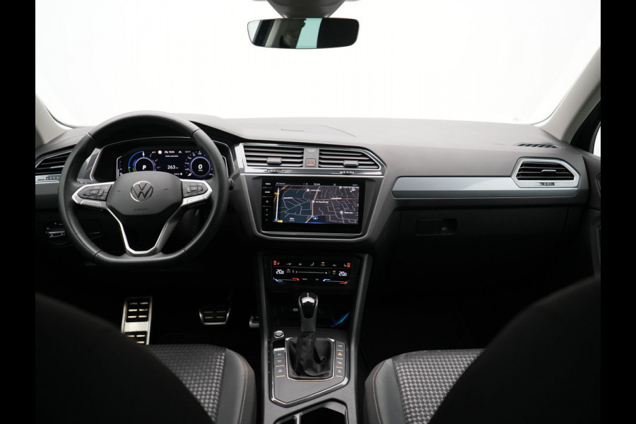 Volkswagen Tiguan 1.4 TSI eHybrid Active PHEV 245pk Dealer O.H. | Trekhaak Af Fabriek | Adaptive Cruise | 360 Camera | Sportstoelen & Stuur Verwarmd | IQ Light | Keyless | Sfeerverlichting | Apple Carplay | Blis | Navigatie | DAB | Plug In Hybrid |