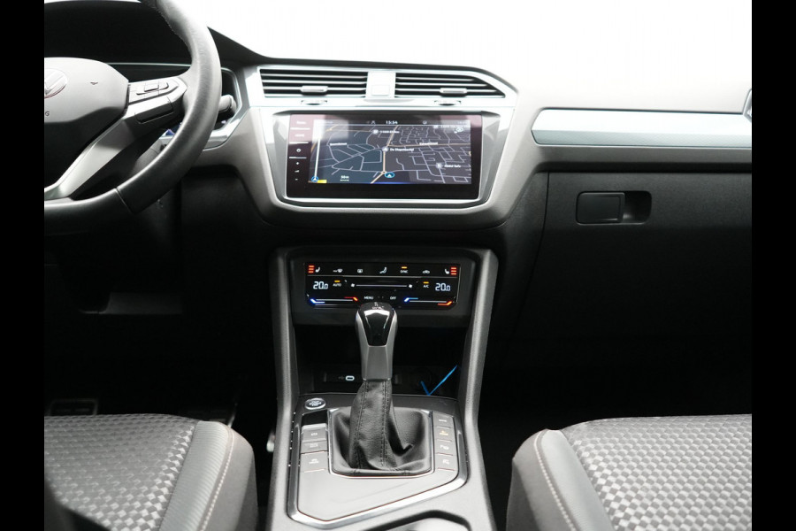 Volkswagen Tiguan 1.4 TSI eHybrid Active PHEV 245pk Dealer O.H. | Trekhaak Af Fabriek | Adaptive Cruise | 360 Camera | Sportstoelen & Stuur Verwarmd | IQ Light | Keyless | Sfeerverlichting | Apple Carplay | Blis | Navigatie | DAB | Plug In Hybrid |