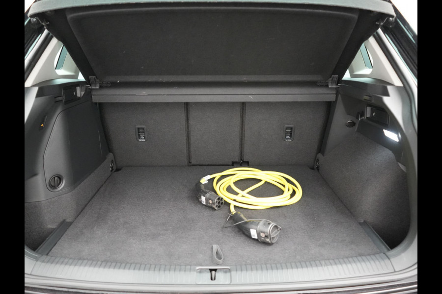 Volkswagen Tiguan 1.4 TSI eHybrid Active PHEV 245pk Dealer O.H. | Trekhaak Af Fabriek | Adaptive Cruise | 360 Camera | Sportstoelen & Stuur Verwarmd | IQ Light | Keyless | Sfeerverlichting | Apple Carplay | Blis | Navigatie | DAB | Plug In Hybrid |
