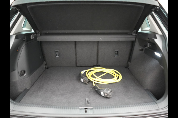Volkswagen Tiguan 1.4 TSI eHybrid Active PHEV 245pk Dealer O.H. | Trekhaak Af Fabriek | Adaptive Cruise | 360 Camera | Sportstoelen & Stuur Verwarmd | IQ Light | Keyless | Sfeerverlichting | Apple Carplay | Blis | Navigatie | DAB | Plug In Hybrid |