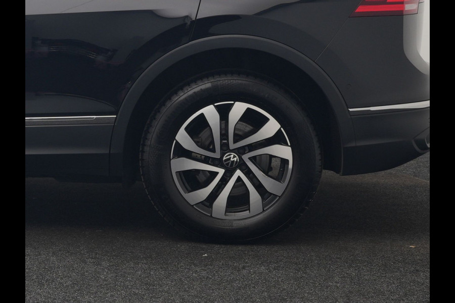 Volkswagen Tiguan 1.4 TSI eHybrid Active PHEV 245pk Dealer O.H. | Trekhaak Af Fabriek | Adaptive Cruise | 360 Camera | Sportstoelen & Stuur Verwarmd | IQ Light | Keyless | Sfeerverlichting | Apple Carplay | Blis | Navigatie | DAB | Plug In Hybrid |