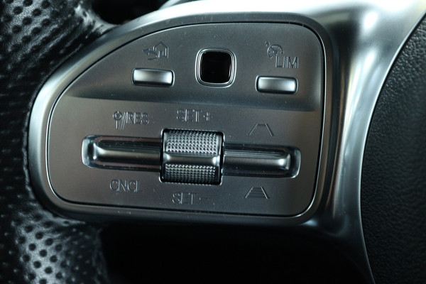 Mercedes-Benz C-Klasse 180 Business Solution AMG (PANORAMADAK, ADAPTIVE CRUISE, STOELVERWARMING, PDC, CAMERA, NAVIGATIE)