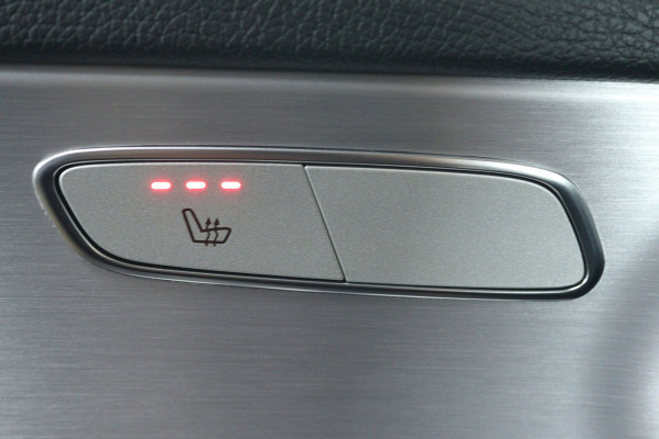 Mercedes-Benz C-Klasse 180 Business Solution AMG (PANORAMADAK, ADAPTIVE CRUISE, STOELVERWARMING, PDC, CAMERA, NAVIGATIE)