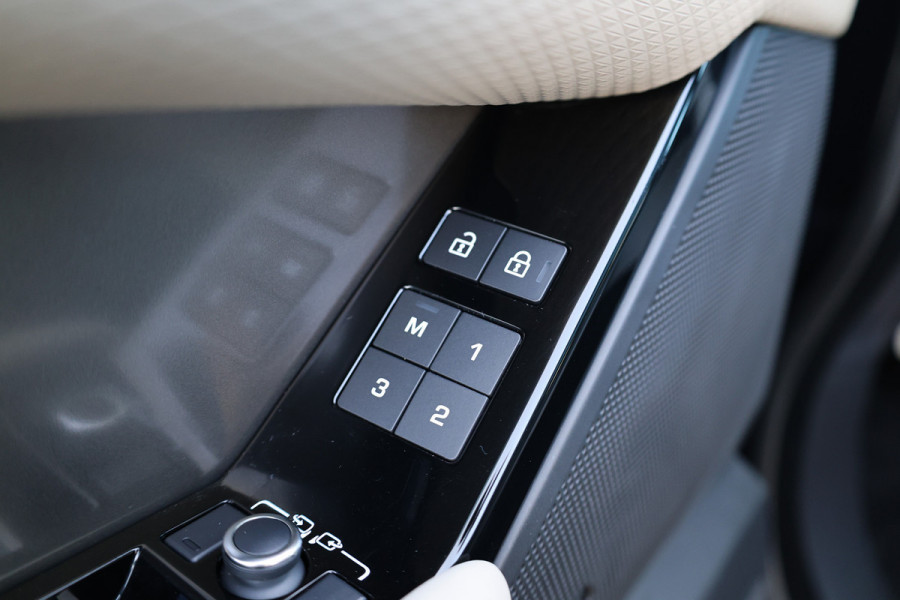 Land Rover Range Rover Velar 2.0 P400e | PANO | MEMORY | MERIDIAN | HUD | DODE HOEK | CARPLAY | CAMERA |