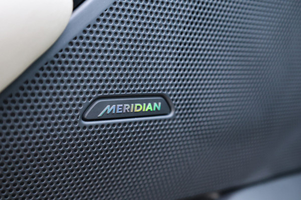 Land Rover Range Rover Velar 2.0 P400e | PANO | MEMORY | MERIDIAN | HUD | DODE HOEK | CARPLAY | CAMERA |