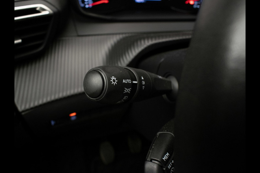 Peugeot 2008 1.2 PureTech Active Pack Sport (APPLE CARPLAY,NAVI,PDC,CLIMATE,CRUISE,LED,BLACK EDITION,SPORTSTOELEN,LM VELGEN)