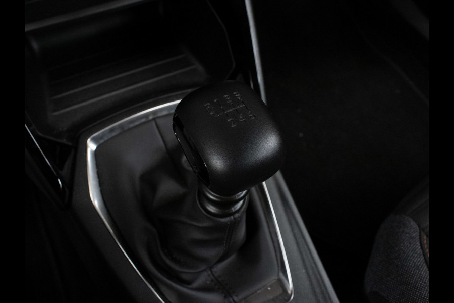 Peugeot 2008 1.2 PureTech Active Pack Sport (APPLE CARPLAY,NAVI,PDC,CLIMATE,CRUISE,LED,BLACK EDITION,SPORTSTOELEN,LM VELGEN)