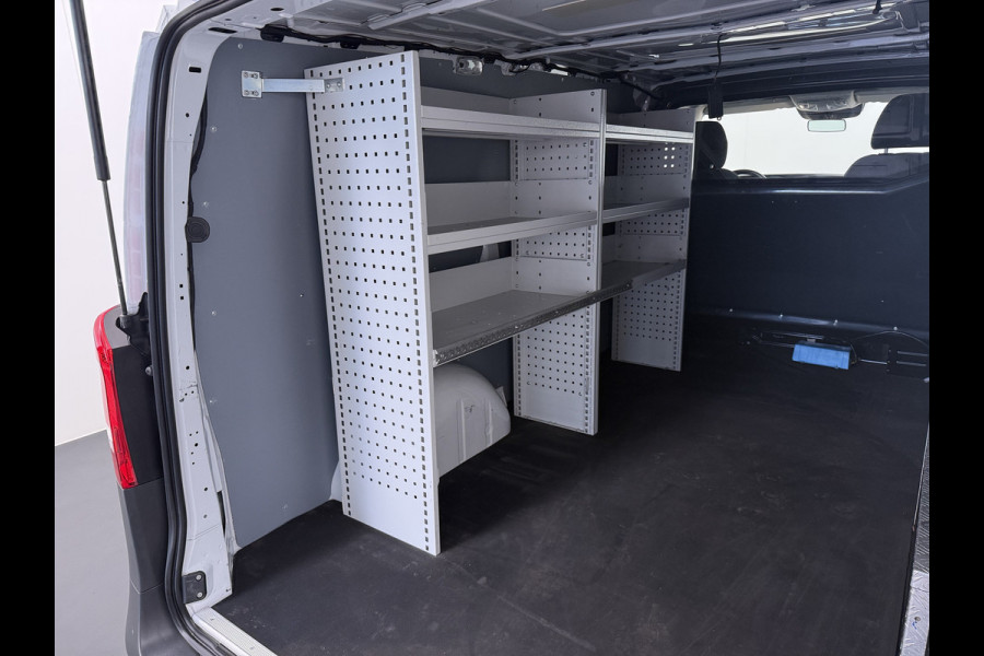 Mercedes-Benz Vito 114CDI 136pk AUT-7 Lang Trekhaak Euro-6 Airco Cruise Control Bluetooth Lane Asist Pdc Betonplex Vloer Wandbetimmering Kast inbouw Achter+Geblindeerde-Raam Schuifdeur 1e Eigenaar 2.000KG Trekgewicht Nette Bus!