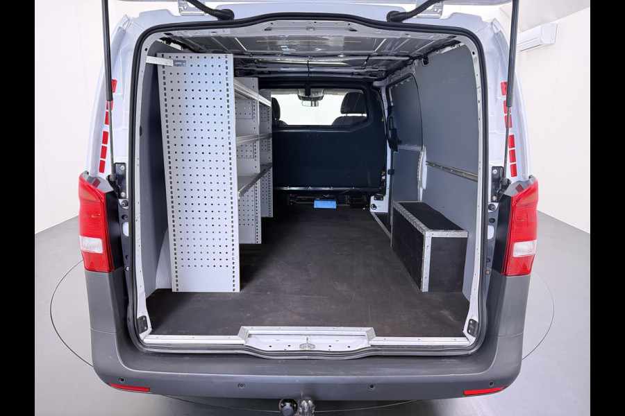 Mercedes-Benz Vito 114CDI 136pk AUT-7 Lang Trekhaak Euro-6 Airco Cruise Control Bluetooth Lane Asist Pdc Betonplex Vloer Wandbetimmering Kast inbouw Achter+Geblindeerde-Raam Schuifdeur 1e Eigenaar 2.000KG Trekgewicht Nette Bus!