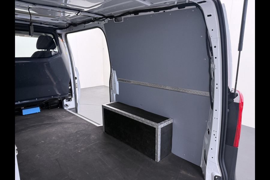 Mercedes-Benz Vito 114CDI 136pk AUT-7 Lang Trekhaak Euro-6 Airco Cruise Control Bluetooth Lane Asist Pdc Betonplex Vloer Wandbetimmering Kast inbouw Achter+Geblindeerde-Raam Schuifdeur 1e Eigenaar 2.000KG Trekgewicht Nette Bus!