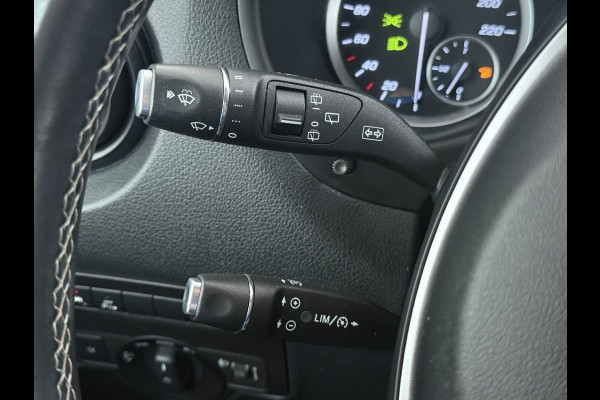 Mercedes-Benz Vito 114CDI 136pk AUT-7 Lang Trekhaak Euro-6 Airco Cruise Control Bluetooth Lane Asist Pdc Betonplex Vloer Wandbetimmering Kast inbouw Achter+Geblindeerde-Raam Schuifdeur 1e Eigenaar 2.000KG Trekgewicht Nette Bus!