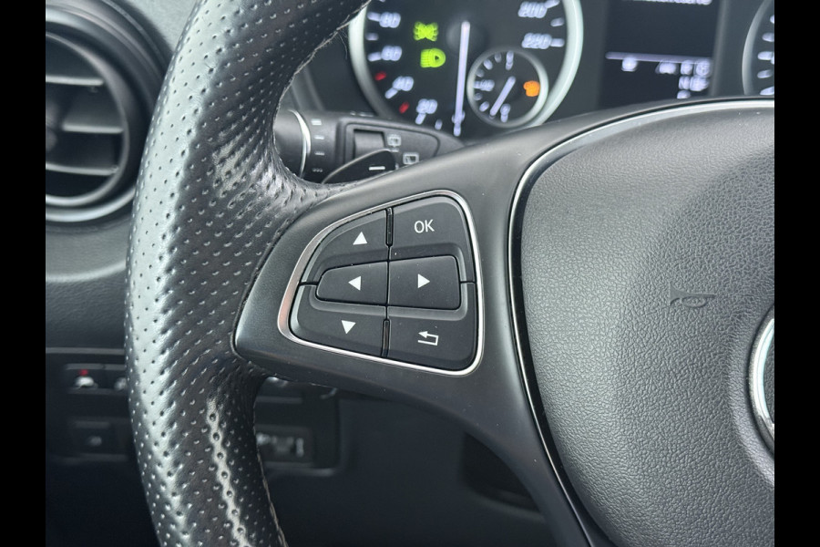 Mercedes-Benz Vito 114CDI 136pk AUT-7 Lang Trekhaak Euro-6 Airco Cruise Control Bluetooth Lane Asist Pdc Betonplex Vloer Wandbetimmering Kast inbouw Achter+Geblindeerde-Raam Schuifdeur 1e Eigenaar 2.000KG Trekgewicht Nette Bus!
