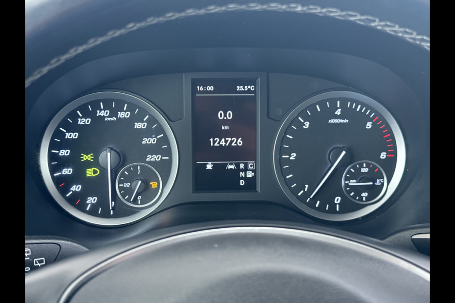 Mercedes-Benz Vito 114CDI 136pk AUT-7 Lang Trekhaak Euro-6 Airco Cruise Control Bluetooth Lane Asist Pdc Betonplex Vloer Wandbetimmering Kast inbouw Achter+Geblindeerde-Raam Schuifdeur 1e Eigenaar 2.000KG Trekgewicht Nette Bus!