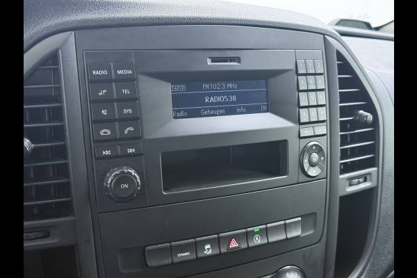 Mercedes-Benz Vito 114CDI 136pk AUT-7 Lang Trekhaak Euro-6 Airco Cruise Control Bluetooth Lane Asist Pdc Betonplex Vloer Wandbetimmering Kast inbouw Achter+Geblindeerde-Raam Schuifdeur 1e Eigenaar 2.000KG Trekgewicht Nette Bus!
