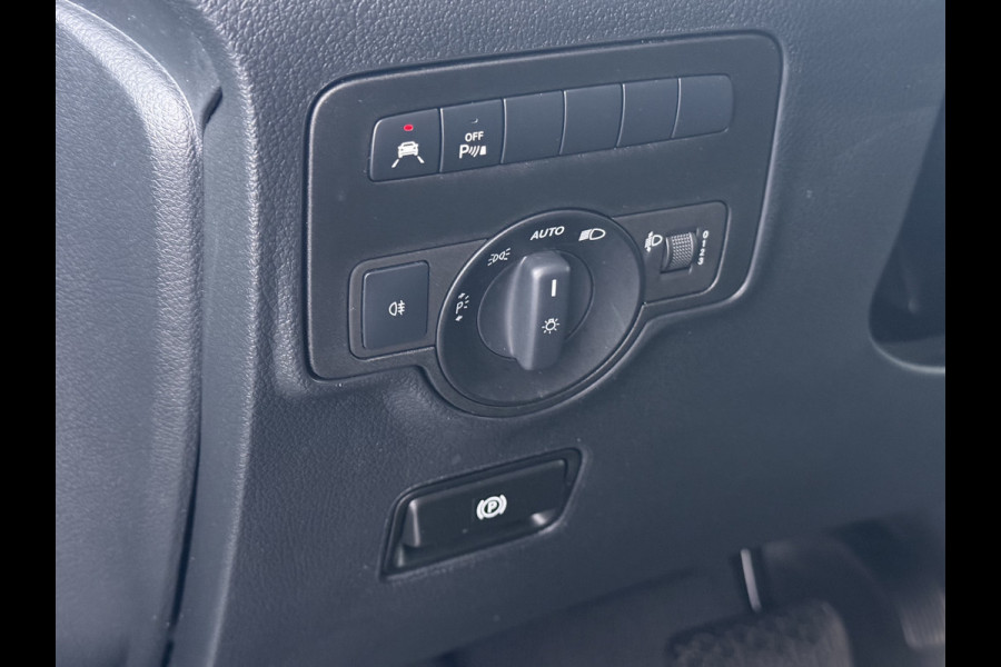 Mercedes-Benz Vito 114CDI 136pk AUT-7 Lang Trekhaak Euro-6 Airco Cruise Control Bluetooth Lane Asist Pdc Betonplex Vloer Wandbetimmering Kast inbouw Achter+Geblindeerde-Raam Schuifdeur 1e Eigenaar 2.000KG Trekgewicht Nette Bus!