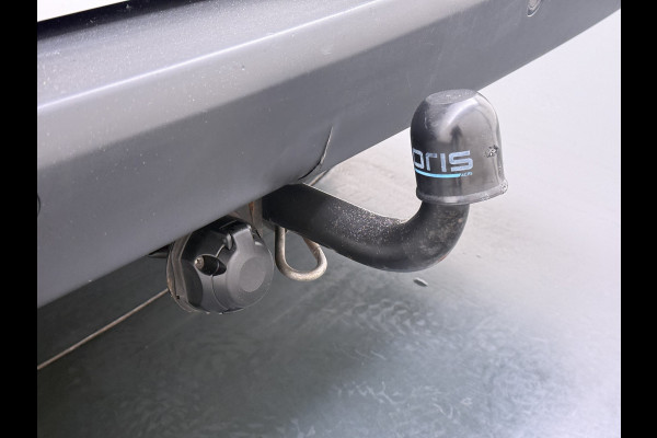 Mercedes-Benz Vito 114CDI 136pk AUT-7 Lang Trekhaak Euro-6 Airco Cruise Control Bluetooth Lane Asist Pdc Betonplex Vloer Wandbetimmering Kast inbouw Achter+Geblindeerde-Raam Schuifdeur 1e Eigenaar 2.000KG Trekgewicht Nette Bus!