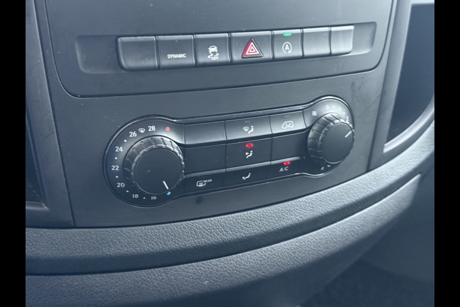 Mercedes-Benz Vito 114CDI 136pk AUT-7 Lang Trekhaak Euro-6 Airco Cruise Control Bluetooth Lane Asist Pdc Betonplex Vloer Wandbetimmering Kast inbouw Achter+Geblindeerde-Raam Schuifdeur 1e Eigenaar 2.000KG Trekgewicht Nette Bus!