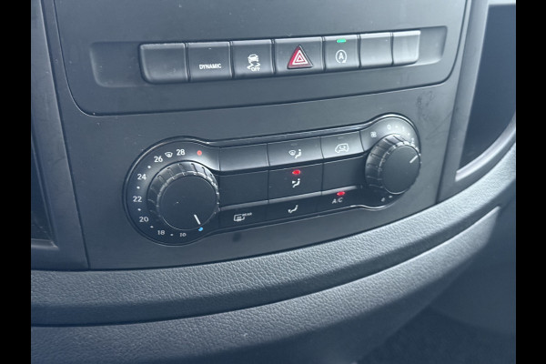 Mercedes-Benz Vito 114CDI 136pk AUT-7 Lang Trekhaak Euro-6 Airco Cruise Control Bluetooth Lane Asist Pdc Betonplex Vloer Wandbetimmering Kast inbouw Achter+Geblindeerde-Raam Schuifdeur 1e Eigenaar 2.000KG Trekgewicht Nette Bus!