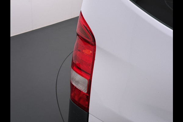 Mercedes-Benz Vito 114CDI 136pk AUT-7 Lang Trekhaak Euro-6 Airco Cruise Control Bluetooth Lane Asist Pdc Betonplex Vloer Wandbetimmering Kast inbouw Achter+Geblindeerde-Raam Schuifdeur 1e Eigenaar 2.000KG Trekgewicht Nette Bus!