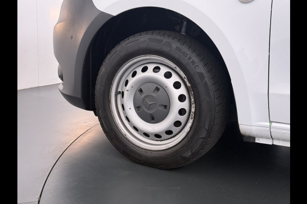 Mercedes-Benz Vito 114CDI 136pk AUT-7 Lang Trekhaak Euro-6 Airco Cruise Control Bluetooth Lane Asist Pdc Betonplex Vloer Wandbetimmering Kast inbouw Achter+Geblindeerde-Raam Schuifdeur 1e Eigenaar 2.000KG Trekgewicht Nette Bus!