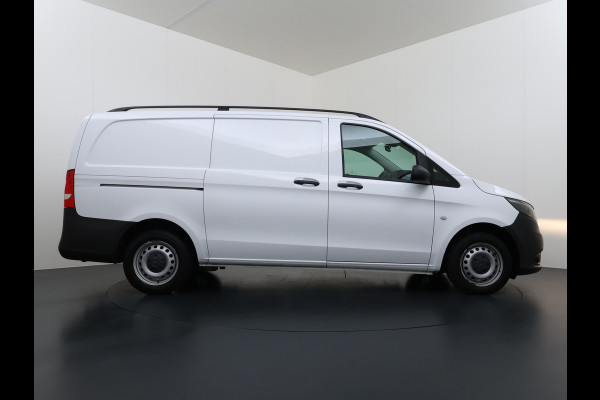 Mercedes-Benz Vito 114CDI 136pk AUT-7 Lang Trekhaak Euro-6 Airco Cruise Control Bluetooth Lane Asist Pdc Betonplex Vloer Wandbetimmering Kast inbouw Achter+Geblindeerde-Raam Schuifdeur 1e Eigenaar 2.000KG Trekgewicht Nette Bus!