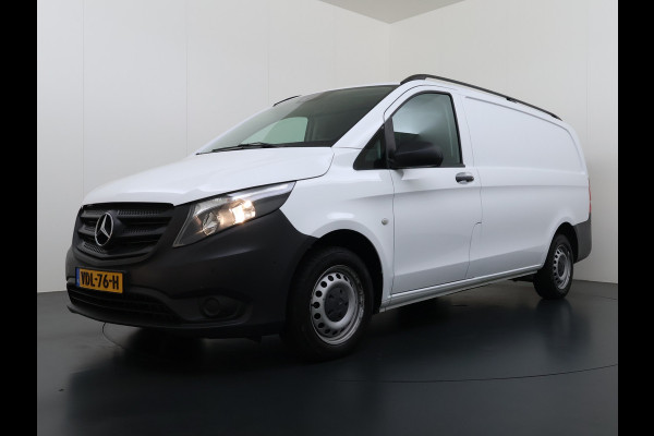 Mercedes-Benz Vito 114CDI 136pk AUT-7 Lang Trekhaak Euro-6 Airco Cruise Control Bluetooth Lane Asist Pdc Betonplex Vloer Wandbetimmering Kast inbouw Achter+Geblindeerde-Raam Schuifdeur 1e Eigenaar 2.000KG Trekgewicht Nette Bus!