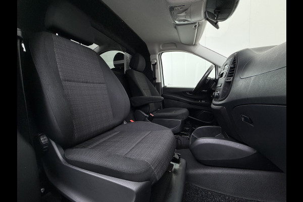 Mercedes-Benz Vito 114CDI 136pk AUT-7 Lang Trekhaak Euro-6 Airco Cruise Control Bluetooth Lane Asist Pdc Betonplex Vloer Wandbetimmering Kast inbouw Achter+Geblindeerde-Raam Schuifdeur 1e Eigenaar 2.000KG Trekgewicht Nette Bus!