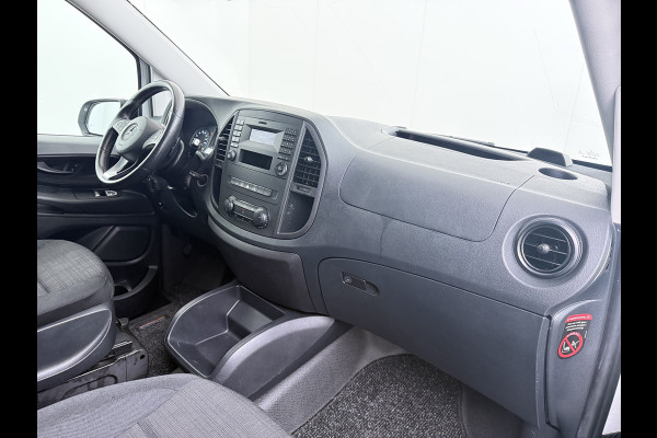 Mercedes-Benz Vito 114CDI 136pk AUT-7 Lang Trekhaak Euro-6 Airco Cruise Control Bluetooth Lane Asist Pdc Betonplex Vloer Wandbetimmering Kast inbouw Achter+Geblindeerde-Raam Schuifdeur 1e Eigenaar 2.000KG Trekgewicht Nette Bus!
