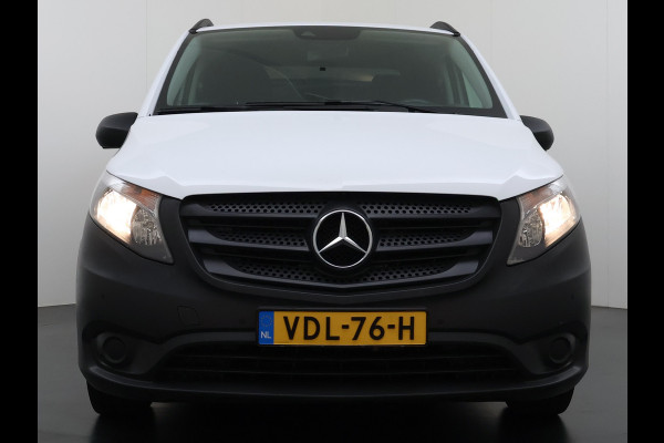 Mercedes-Benz Vito 114CDI 136pk AUT-7 Lang Trekhaak Euro-6 Airco Cruise Control Bluetooth Lane Asist Pdc Betonplex Vloer Wandbetimmering Kast inbouw Achter+Geblindeerde-Raam Schuifdeur 1e Eigenaar 2.000KG Trekgewicht Nette Bus!