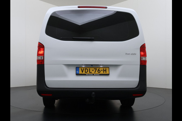 Mercedes-Benz Vito 114CDI 136pk AUT-7 Lang Trekhaak Euro-6 Airco Cruise Control Bluetooth Lane Asist Pdc Betonplex Vloer Wandbetimmering Kast inbouw Achter+Geblindeerde-Raam Schuifdeur 1e Eigenaar 2.000KG Trekgewicht Nette Bus!