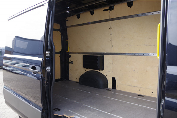 Volkswagen Crafter 35 2.0 TDI L3H3(L2H2) 177PK AUT. LED, ADAPT. CRUISE, STOELVERWARMING, STANDKACHEL, ERGO COMFORT STOEL GEV, CAMERA, NAVI, CLIMA,