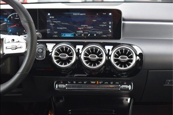 Mercedes-Benz A-Klasse 200 AMG Wide Screen Sfeer Pano Night Pakket Camera 18 Inch