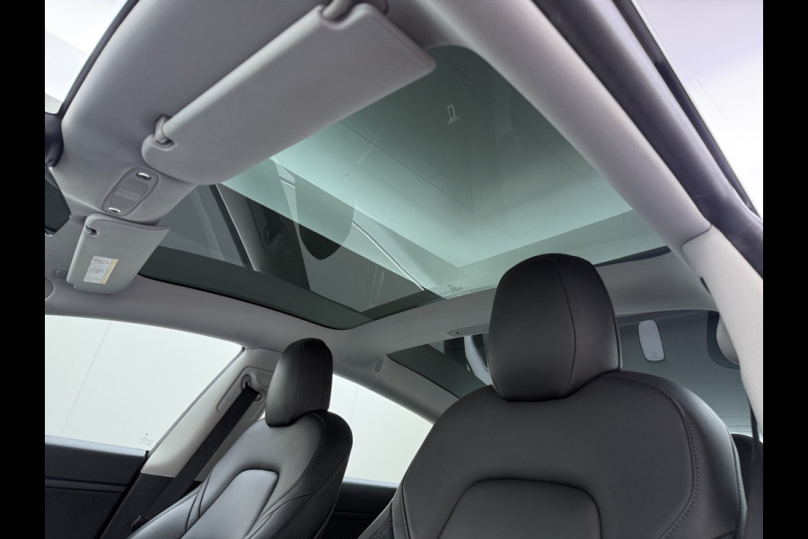 Tesla Model 3 SR+ 325PK LFP-Accu (dus altijd 100% laden) AutoPilot Leer Pano-Dak Adaptive Cruise Lmv 18" Camera's Elektr.-Stuur+Stoelen+Spiege Ecc Navi Led DAB Voorverwarmen interieur via App Keyless One-Pedal-Drive 1e Eigenaar Origineel Nederlandse Auto LFP accu dus 100% opladen!