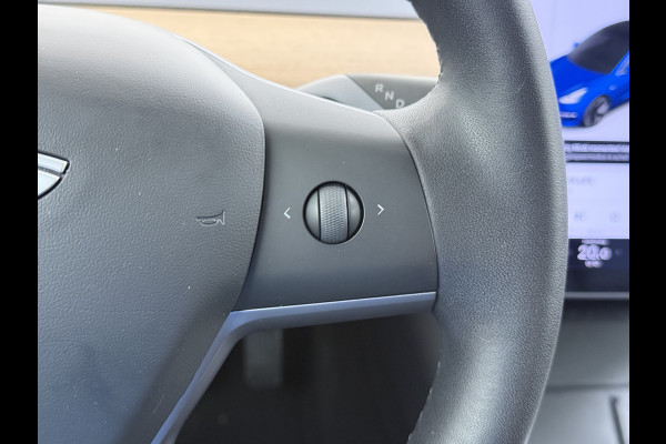 Tesla Model 3 SR+ 325PK LFP-Accu (dus altijd 100% laden) AutoPilot Leer Pano-Dak Adaptive Cruise Lmv 18" Camera's Elektr.-Stuur+Stoelen+Spiege Ecc Navi Led DAB Voorverwarmen interieur via App Keyless One-Pedal-Drive 1e Eigenaar Origineel Nederlandse Auto LFP accu dus 100% opladen!