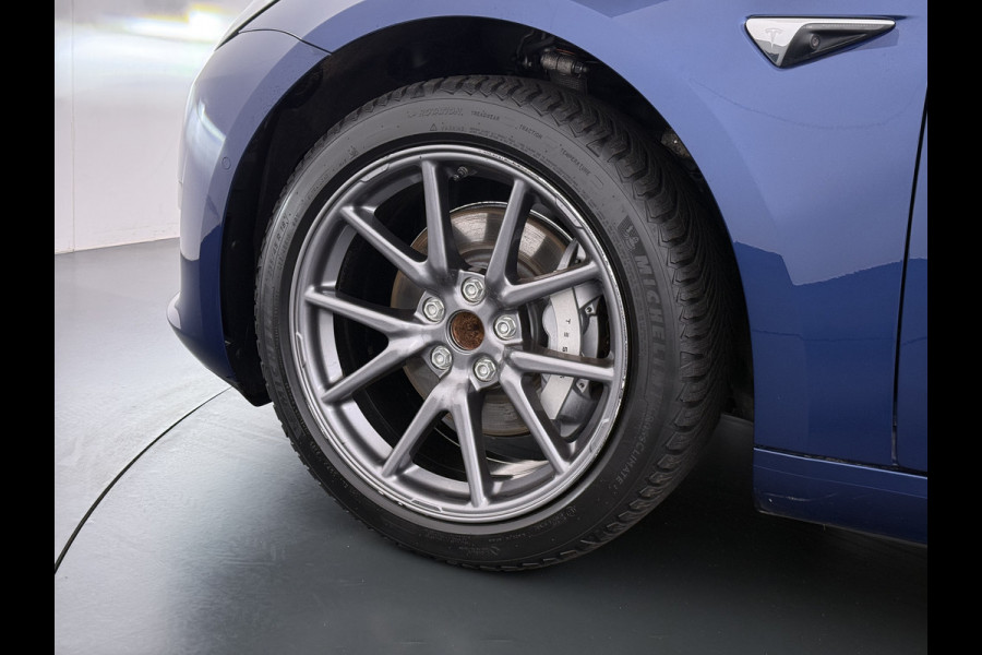 Tesla Model 3 SR+ 325PK LFP-Accu (dus altijd 100% laden) AutoPilot Leer Pano-Dak Adaptive Cruise Lmv 18" Camera's Elektr.-Stuur+Stoelen+Spiege Ecc Navi Led DAB Voorverwarmen interieur via App Keyless One-Pedal-Drive 1e Eigenaar Origineel Nederlandse Auto LFP accu dus 100% opladen!