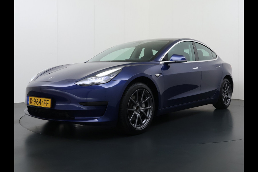 Tesla Model 3 SR+ 325PK LFP-Accu (dus altijd 100% laden) AutoPilot Leer Pano-Dak Adaptive Cruise Lmv 18" Camera's Elektr.-Stuur+Stoelen+Spiege Ecc Navi Led DAB Voorverwarmen interieur via App Keyless One-Pedal-Drive 1e Eigenaar Origineel Nederlandse Auto LFP accu dus 100% opladen!