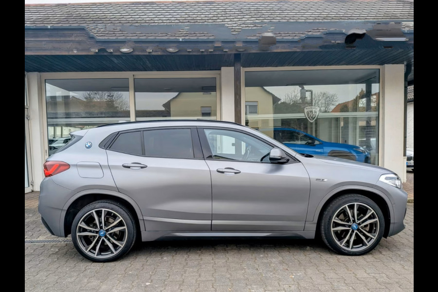 BMW X2 xDrive25e M-SPORT ** FROZEN GREY, LEDER, PANORAMA, H&K SOUND, VERW. ST, 19-inch LMV ** 1e EIG - UNFALLFREI ** ** INFORMEER OOK NAAR ONZE AANTREKKELIJKE FINANCIAL-LEASE TARIEVEN **