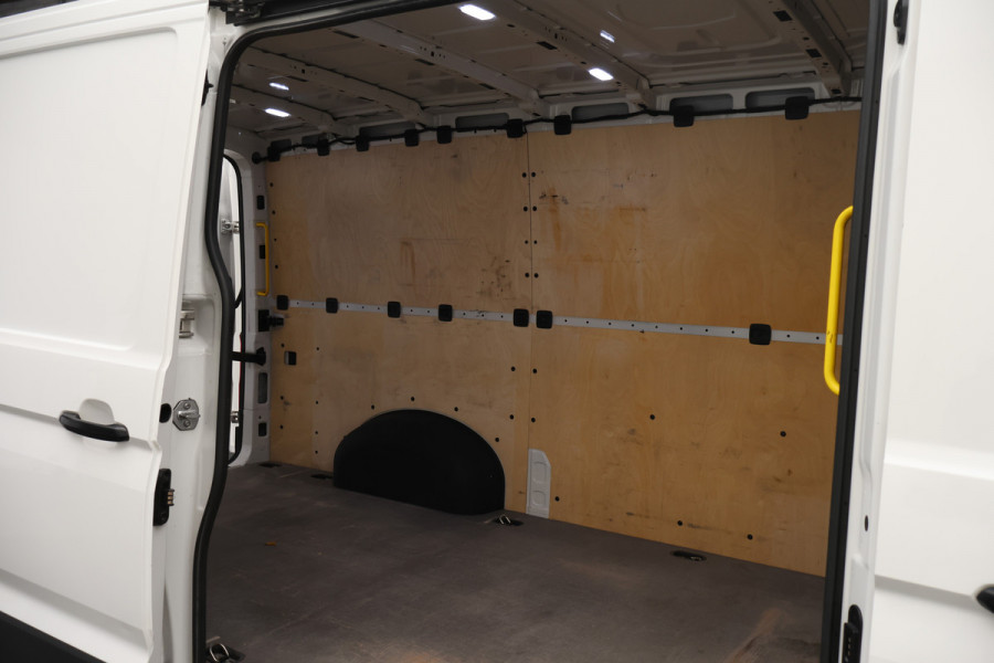 Volkswagen Crafter 35 2.0 TDI L3H2 DSG 3-Zits, Camera, Luchtvering, Trekhaak, Apple Carplay