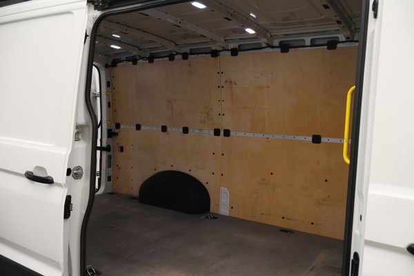 Volkswagen Crafter 35 2.0 TDI L3H2 DSG 3-Zits, Camera, Luchtvering, Trekhaak, Apple Carplay