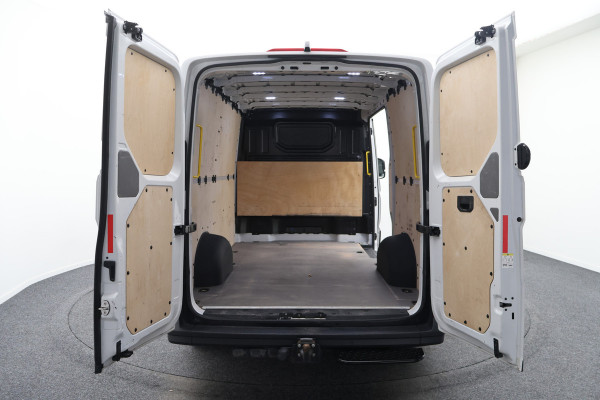 Volkswagen Crafter 35 2.0 TDI L3H2 DSG 3-Zits, Camera, Luchtvering, Trekhaak, Apple Carplay