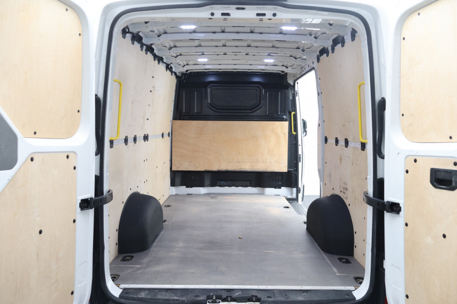Volkswagen Crafter 35 2.0 TDI L3H2 DSG 3-Zits, Camera, Luchtvering, Trekhaak, Apple Carplay